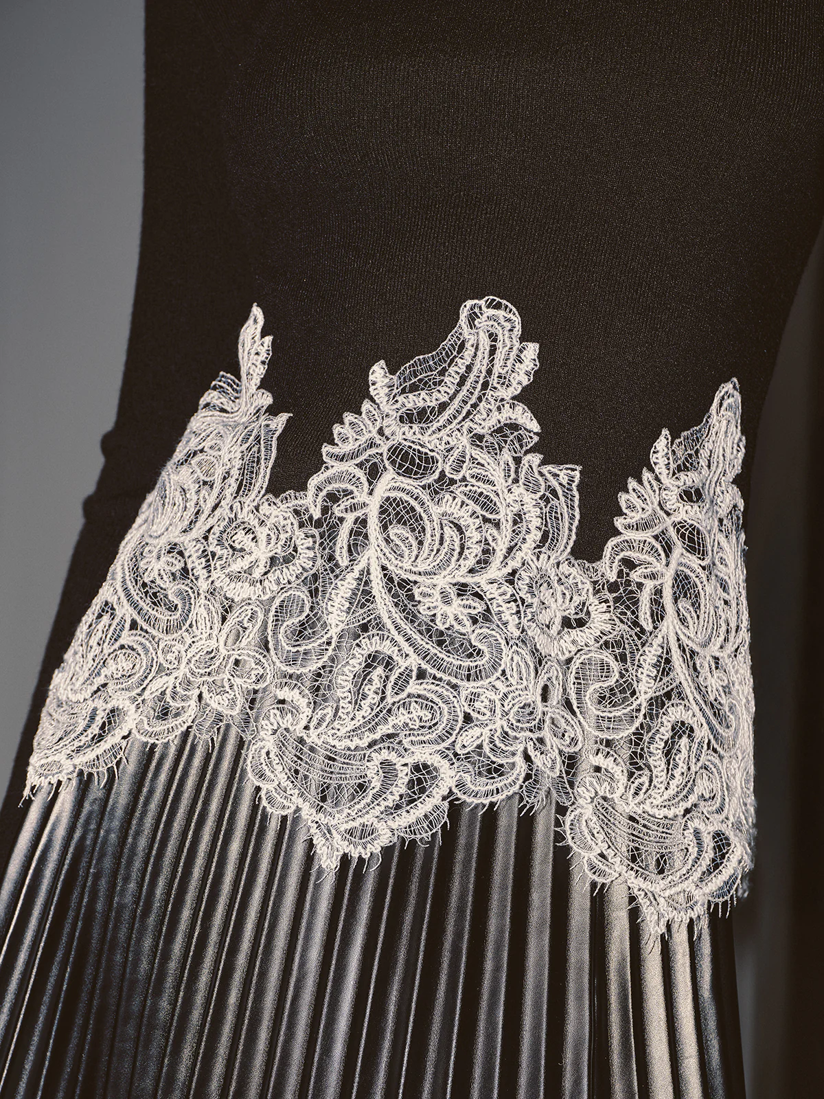 Contrast Lace Hem Knit Top - Wholesalesil